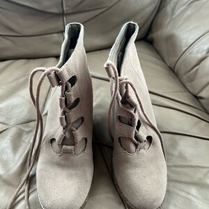 Women’s Sonoma Ankle Wedge Booties - Size 8